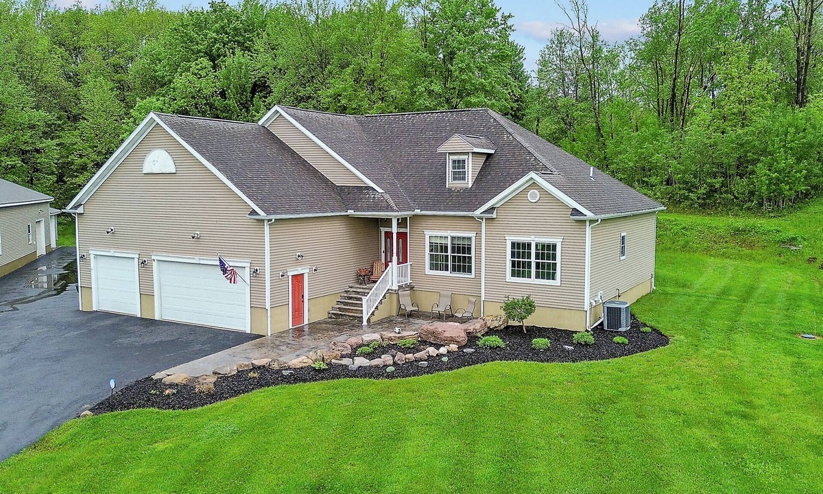Town of Hastings House | 100-Acre Retreat - Hot Tub- 20 minutes to Syracuse & 10 minutes to Oneida Lake
