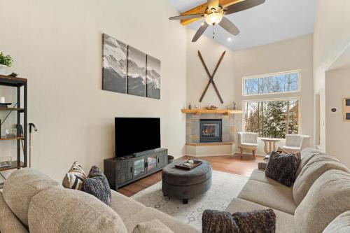 Wildernest Villa | 113 Burgundy Circle : 2300