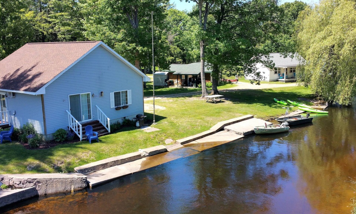 Au Train Cabin | 2-bedroom Riverside Cottage with Cozy Vibes
