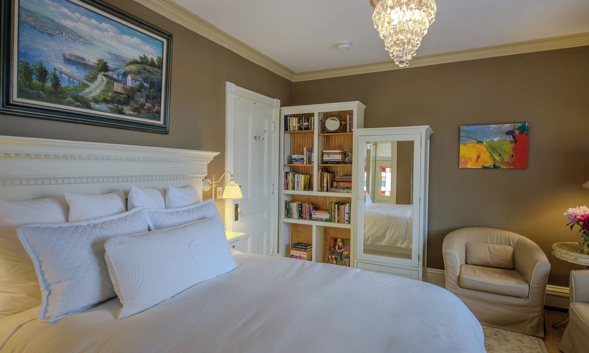 South End House | 254 South Union Street Guest House
