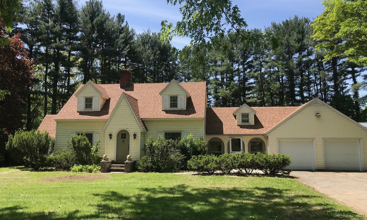 South Deerfield House | 4 Bedroom House Close to UMass/Amherst, Historic Deerfield & Yankee Candle