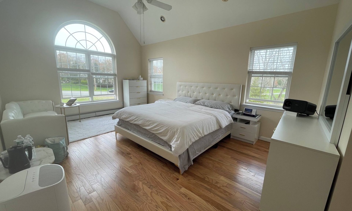 Middletown House | 4BR Retreat with 2 Cinemas, Jacuzzi, 4,133 SqFt Near LEGOLAND & WOODBURY COMMONS
