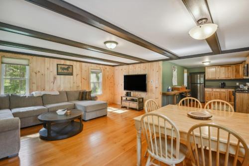 Brantingham House | 5-Acre Brantingham Property w/Porch & Grill!