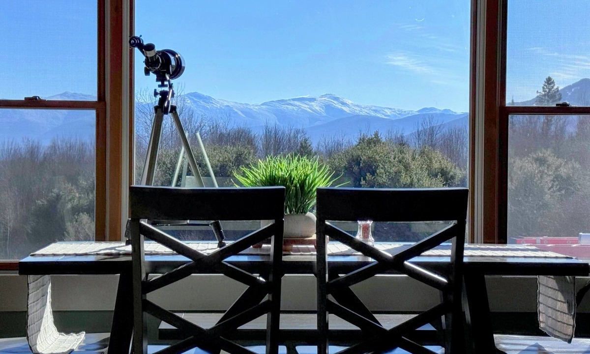 Whitefield House | 64J Stunning sunsets, just 20 mins to Bretton Woods. Hot Tub, Foosball, AC, dog friendly!