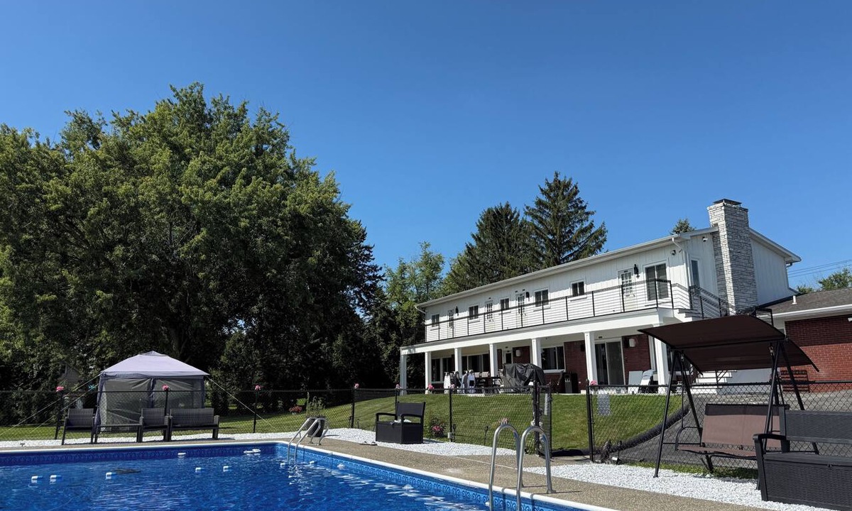 Stillwater House | 8 Beds Waterfront, Heated Pool, Sauna, Fish, Boat By Track-Town Golf-SPAC-Ski