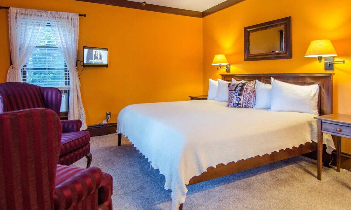 Shelburne Bed & Breakfast | A comfy 2nd Floor King B&B guestroom in Downtown Shelburne - Delicious Breakfasts! VAN