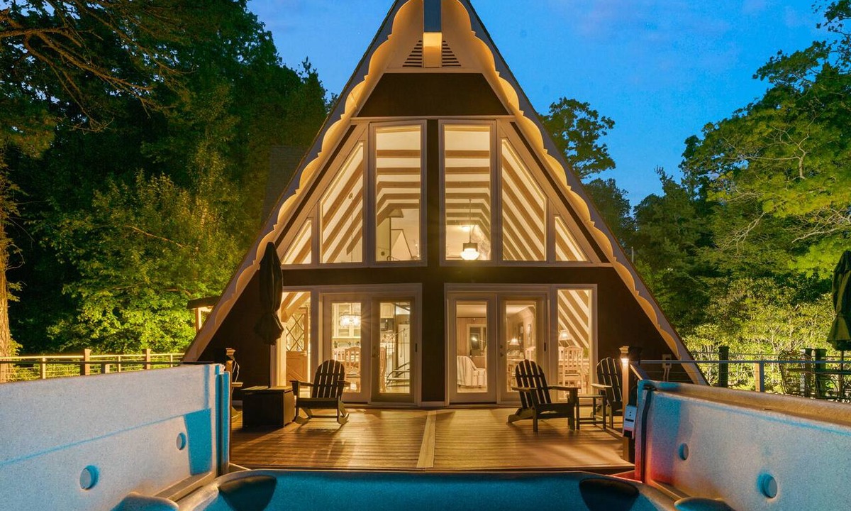 Marion Ski Chalet | A-frame amazing mtn views, hot tub, game room, BRParkway Burnsvillle & hiking