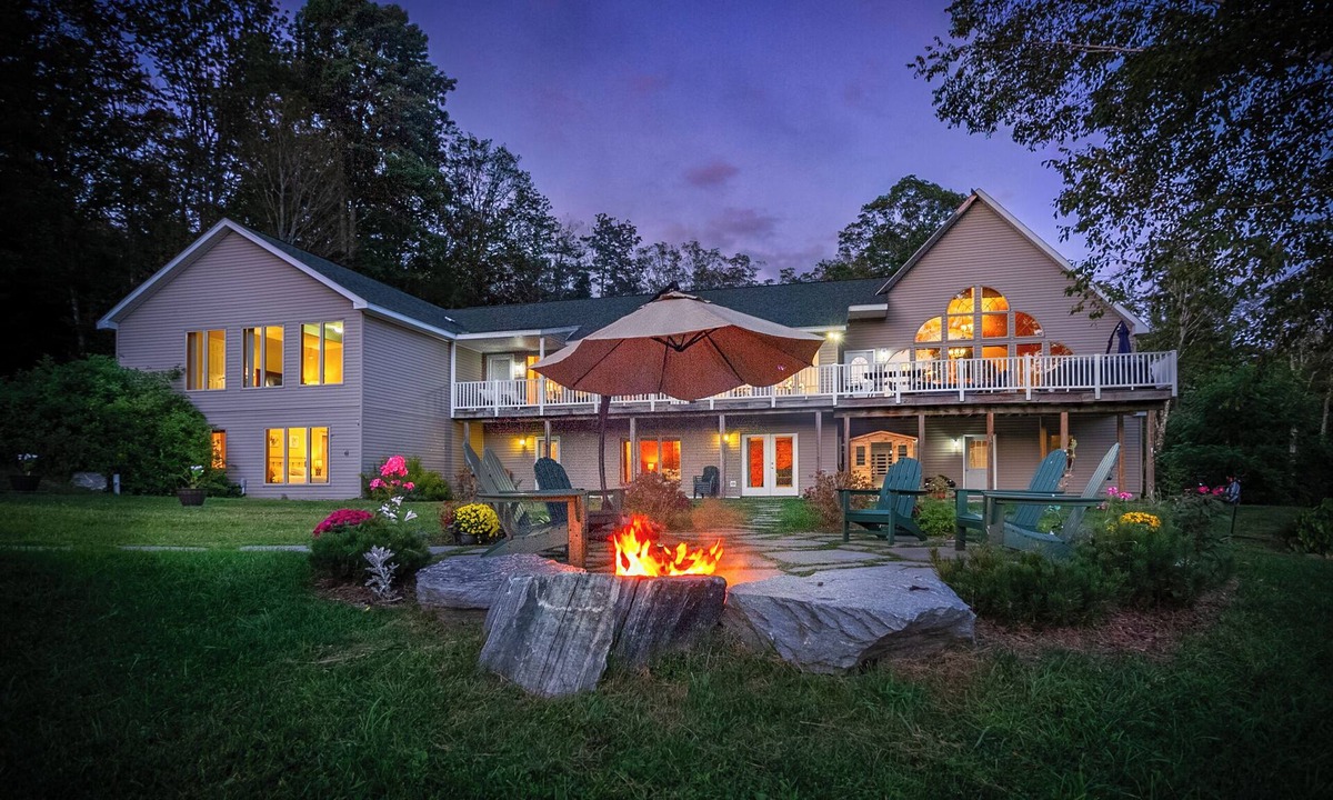 Londonderry House | Angel Bear Chalet- Private Lake/Beach/Sauna/Hot Tub/Gym/Firepit/Float Trampoline