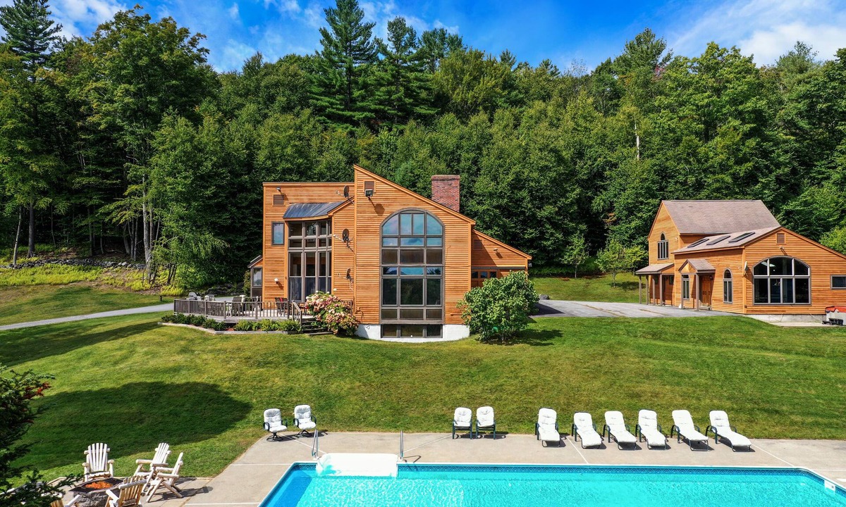 Newfane House | August available! 100 Acres Estate 10BRs, Hot Tub, Swimming pool, Game House!