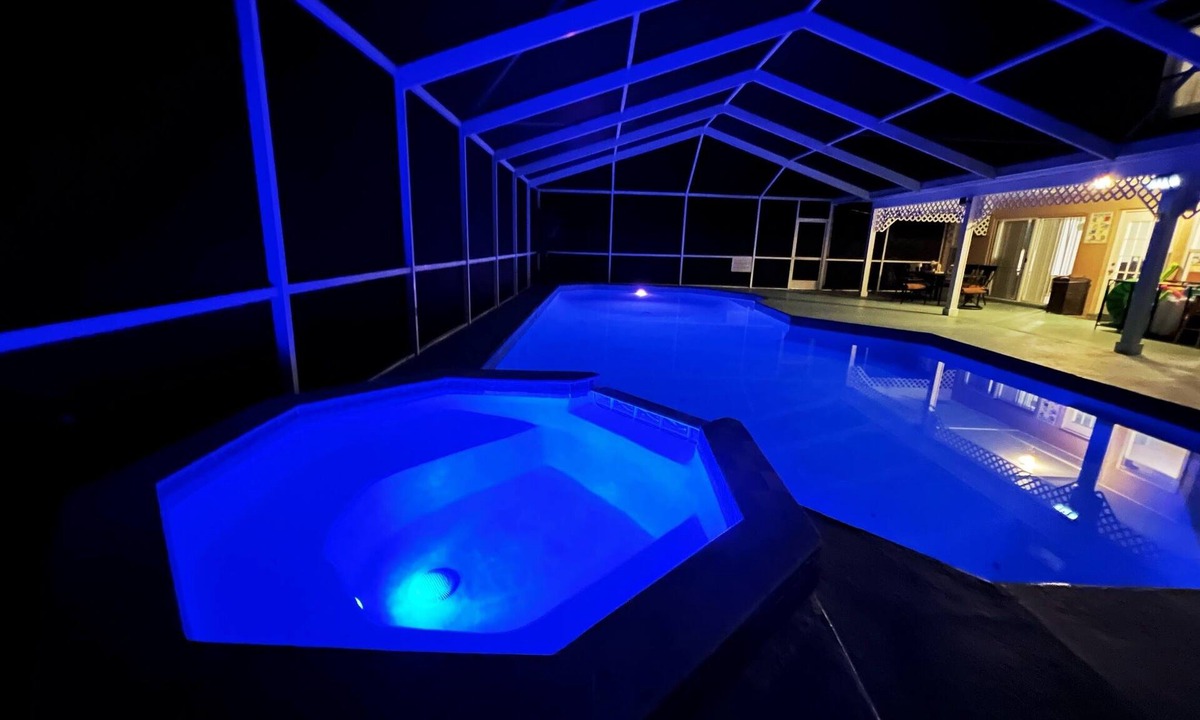 Lindfields Villa | Awesome Villa! 5-Bedroom Pool Home.