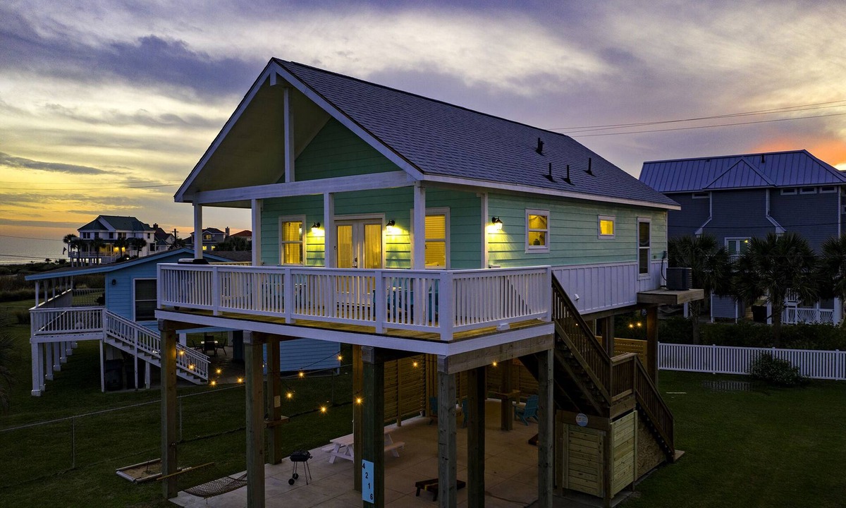 Galveston House | Beach Views/Walk to Beach/Entertainment/Cozy - The Salty Starfish