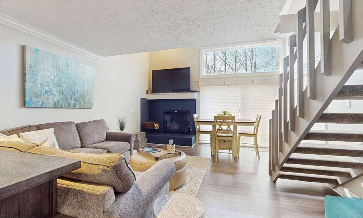 Harbor Springs Condo | Beautiful 2B/2B Harbor Springs Condo Just 6 Mi to Lake Michigan!