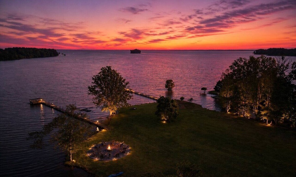 Summerton House | Beautiful Compound Lakehouse-The Pointe at Goat Island W/Pool, Boat Ramp& Pier