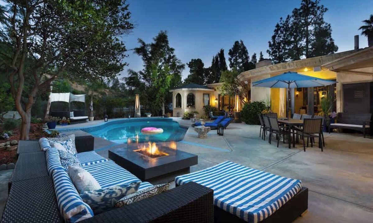 Trousdale Estates Villa | Beverly Hills 4BD Tennis Estate w/Gym, Pool & Spa
