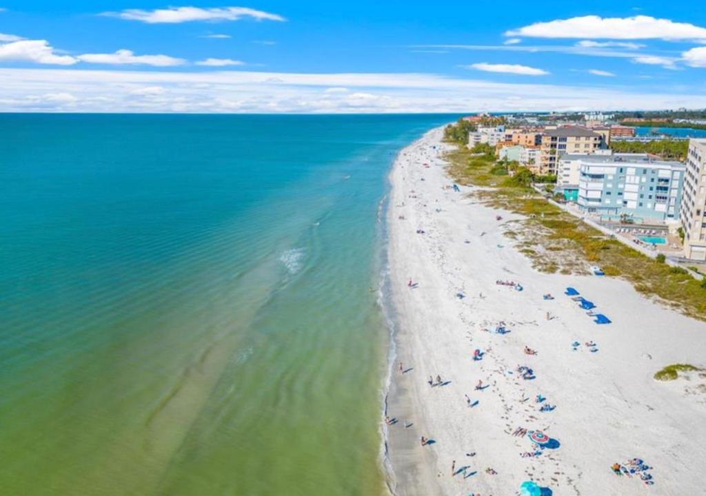 Indian Rocks Beach Apartment | Blue Water Beachside villa 2