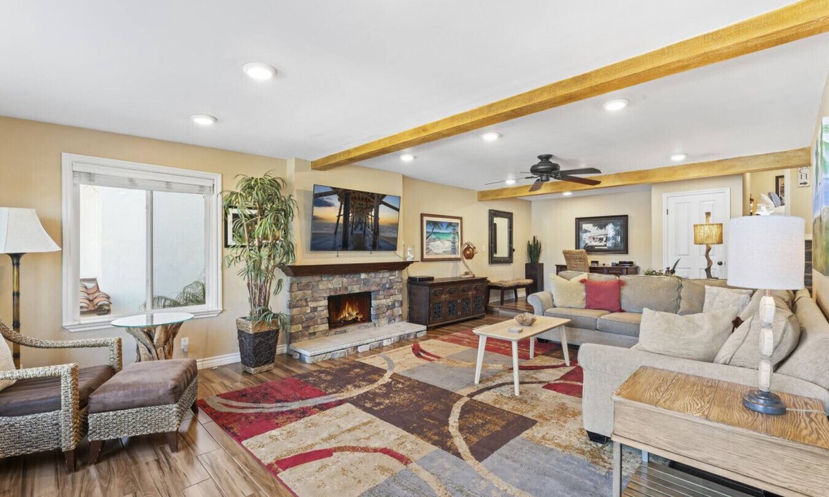 San Clemente Villa | Bright 3BR Beach Condo- Walk to Beach, Wedding Venues and Restaurants! AC!