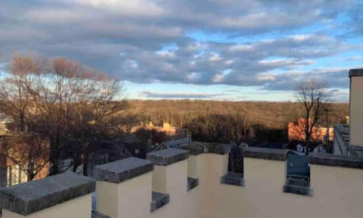 North Riverdale Apartment | Bronx Castle Penthouse Sunny 1BR