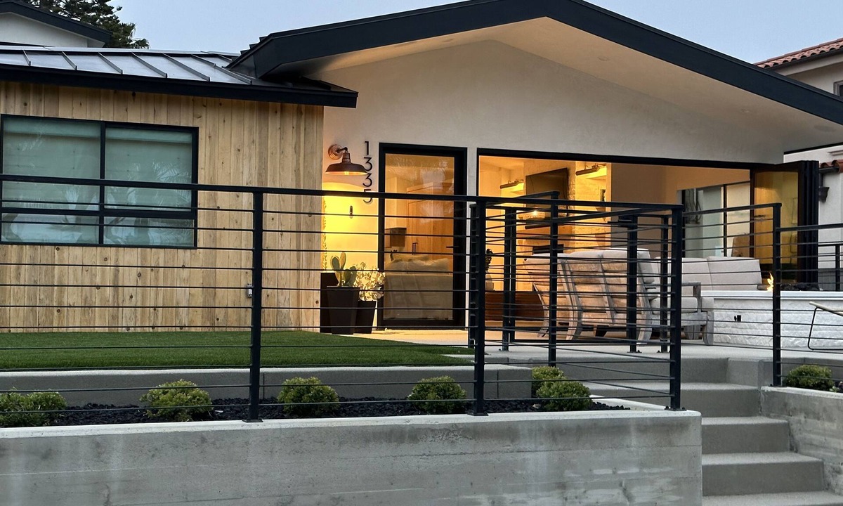 Cardiff-by-the-Sea House | Cardiff Swamis Beach house 2 blocks from beach - with ocean views and hot tub!