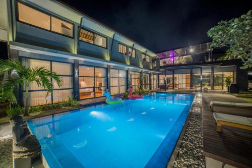 Berawa Villa | Casa Celly-Majestic 4BR in the heart of Canggu with Sauna&Bar