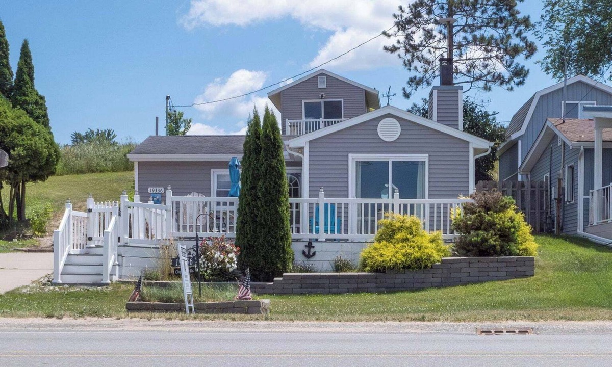 Chippewa Lake House | Charming 2-bedroom house on Chippewa Lake with Lake Access
