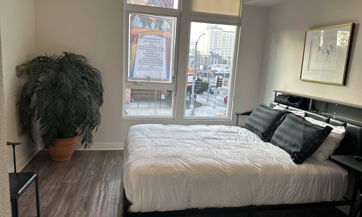 Hollywood House | Charming 2-bedroom house in delightful Los Angeles with AC, WiFi Selma 1
