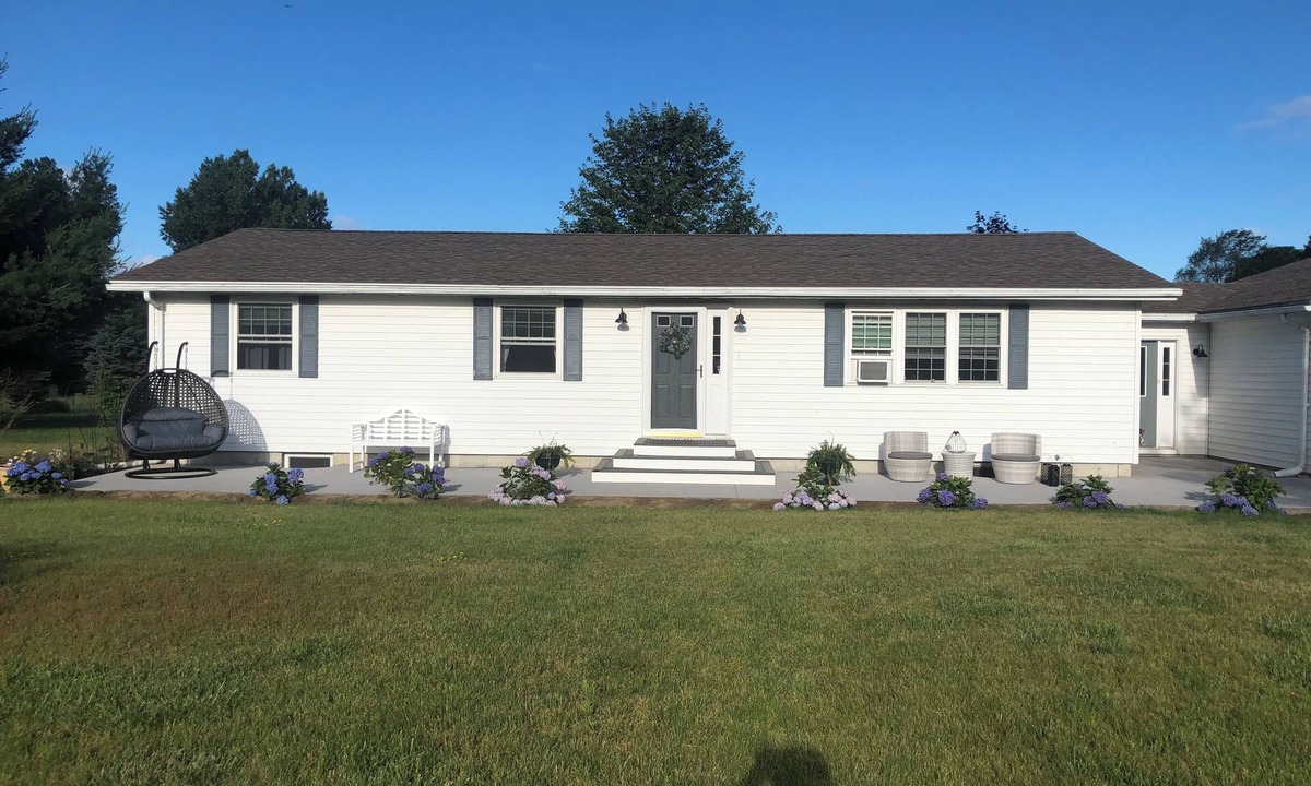 Town of Hounsfield House | Charming 3-bedroom house in wonderful Sackets Harbor with WiFi, AC
