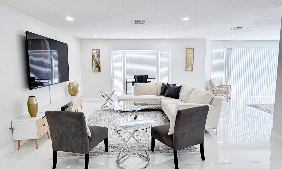 Southgate House | Charming 3BR/2BA Pool Home in Sarasota, Total Comfort, Minutes to Siesta Key!