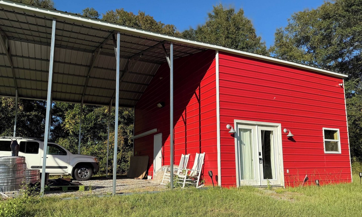 Grady House | Charming and quiet 1-bedroom loft barndominium on 12 acres with RV hookups