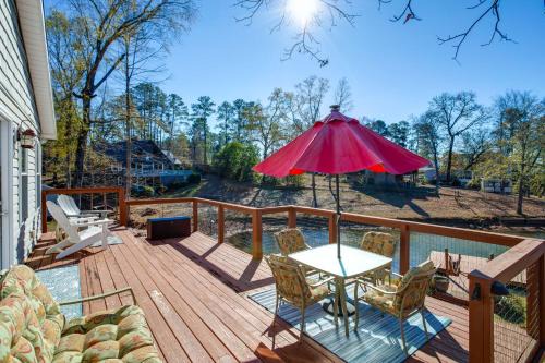 Gilbert House | Charming Lake Murray Cottage: ‘Breezy's Blyss’