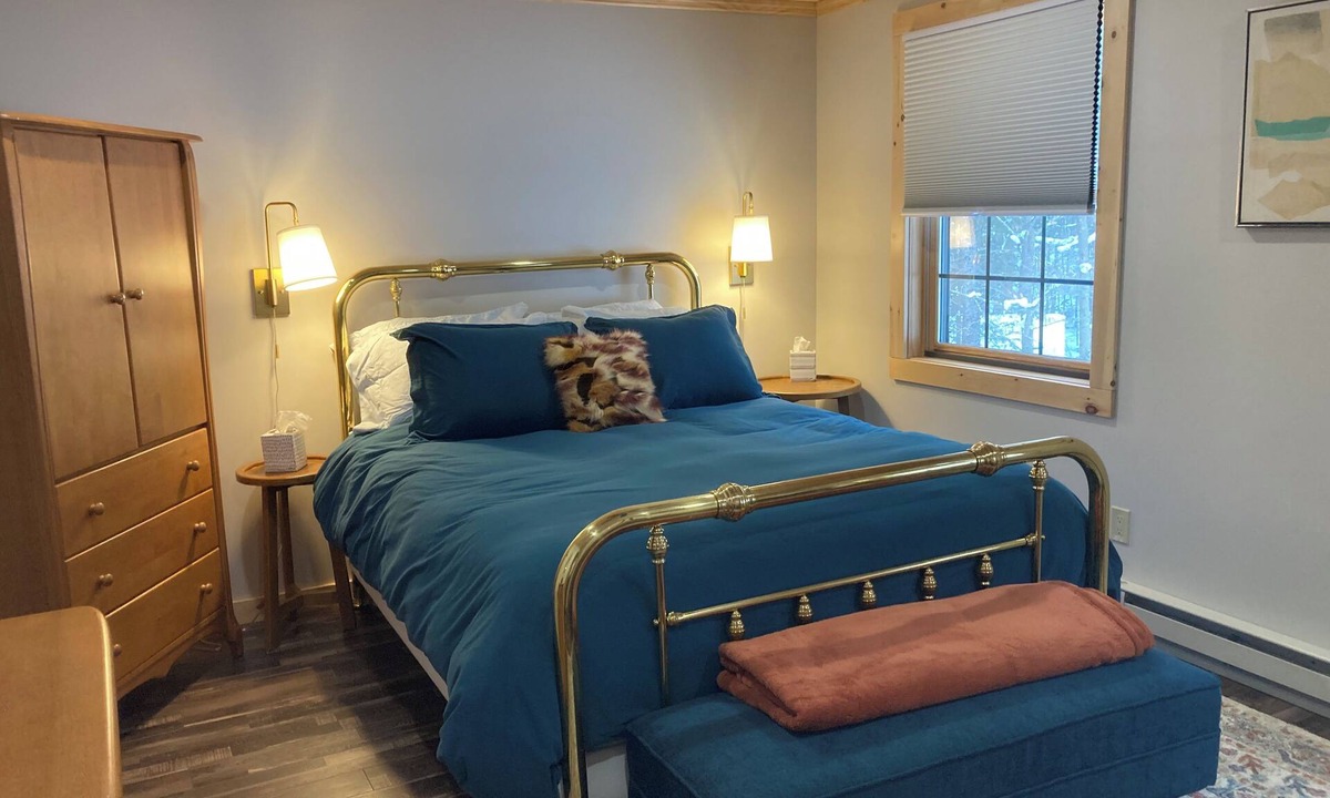 Meacham House | Charming lakefront barndominium 2 bedrooms and WiFi, AC in fabulous Rainbow Lake