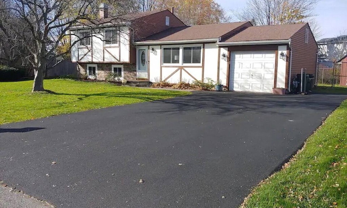 Clay House | Charming Tutor Style Split Level House in Quiet and Safe Neighborhood