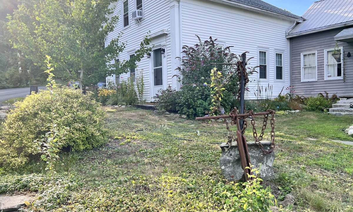 Williamsburg House | Charming, updated 3 bedroom farmhouse farm stay.
