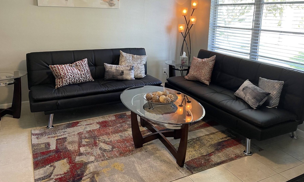 Naples Park Villa | CHARMING, UPDATED, PROFESSIONALLY DECORATED RETREAT CLOSE TO BEACH, SLEEPS 6