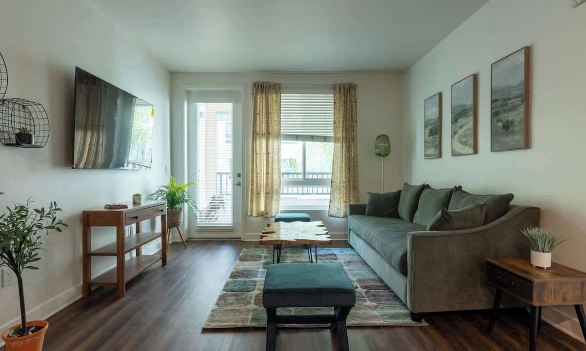 Glendale Apartment | Clean Cozy and Calm Retreat