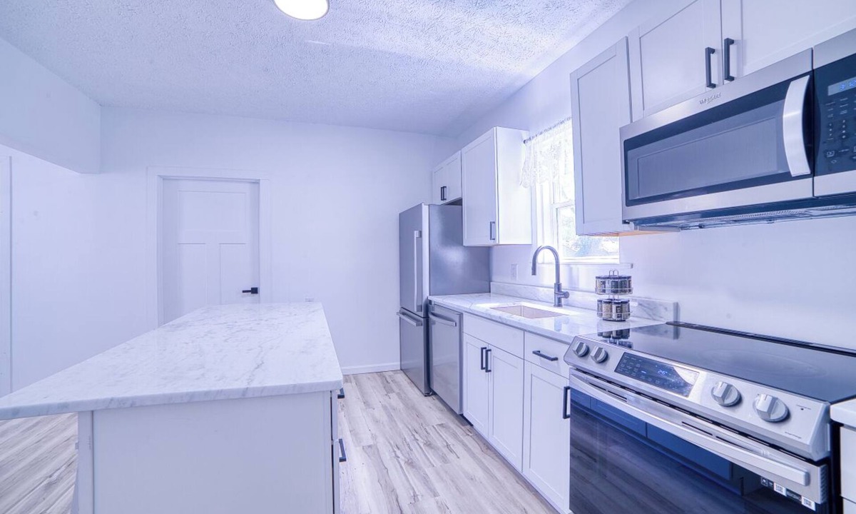 Ashtabula House | Come visit The Sunflower House! 4 bedrooms 2 baths in Ashtabula Harbor with WIFI