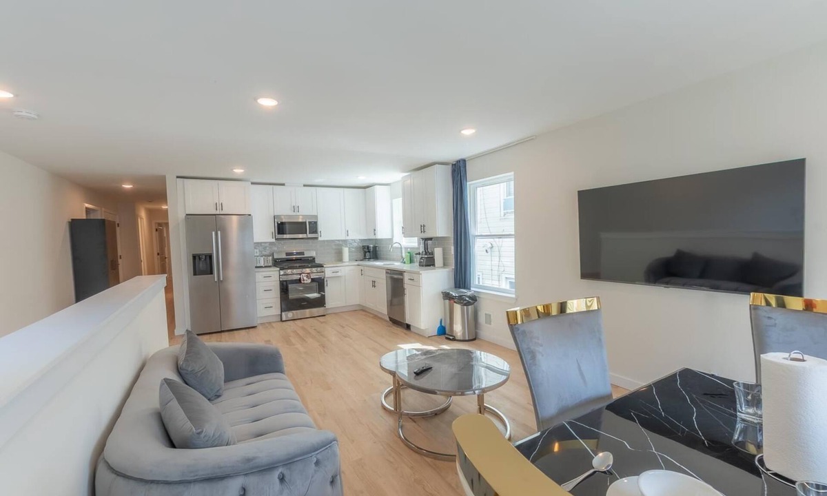 Lower Vailsburg House | Comfortable 6BR/4BA Home 2 Units in One +Great for Family Trips +Free Parking
