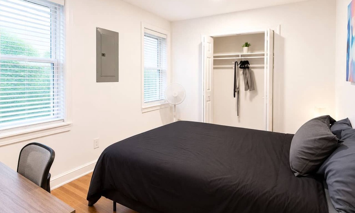 Corn Hill House | Cornhill Apt w FreeParking Kitchen W+D
