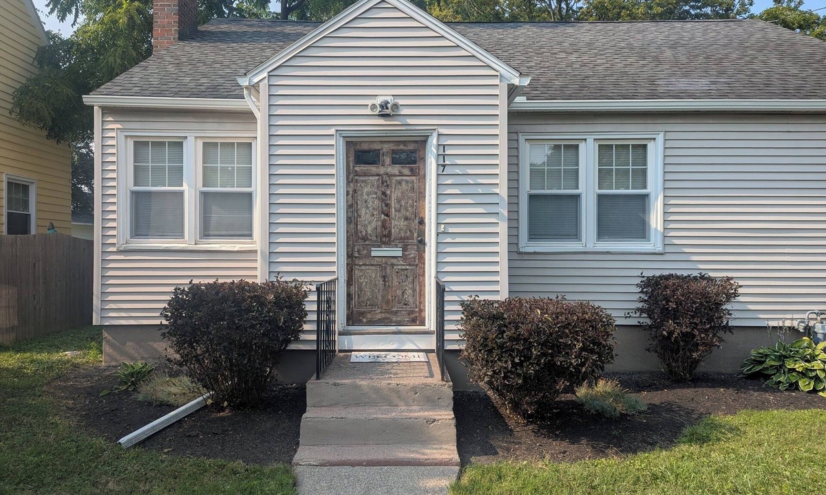 Eastside House | Cozy 4-bdrm house in safe neighborhood just around the corner from Syracuse Univ