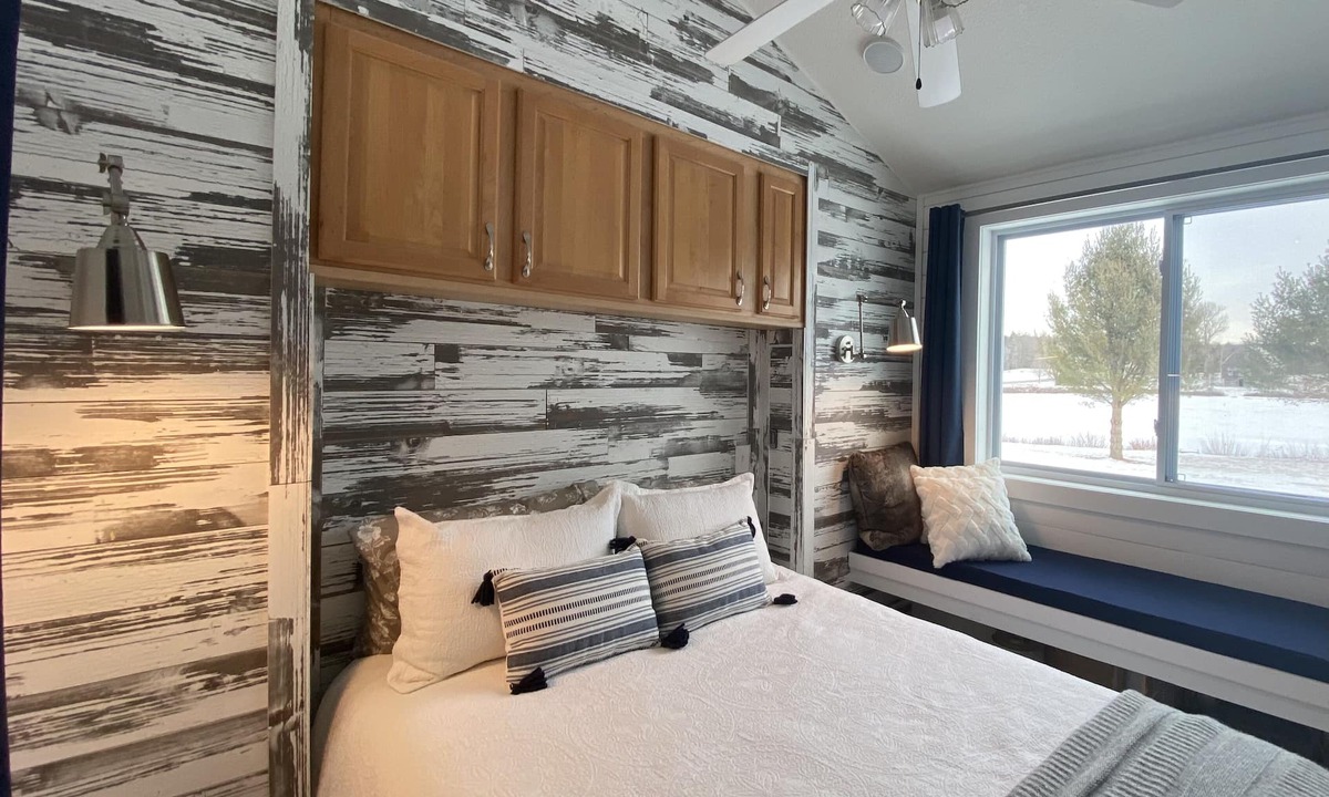 Whitingham House | Cozy Lakeside Tiny Home, kayaks included, fishing, hot tub, Near Skiing