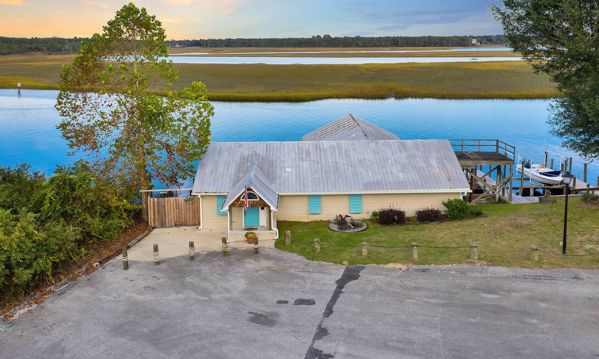 Varnamtown House | Cozy Waterfront Home near Holden Beach! Dock for boat with dock for fishing 2BR