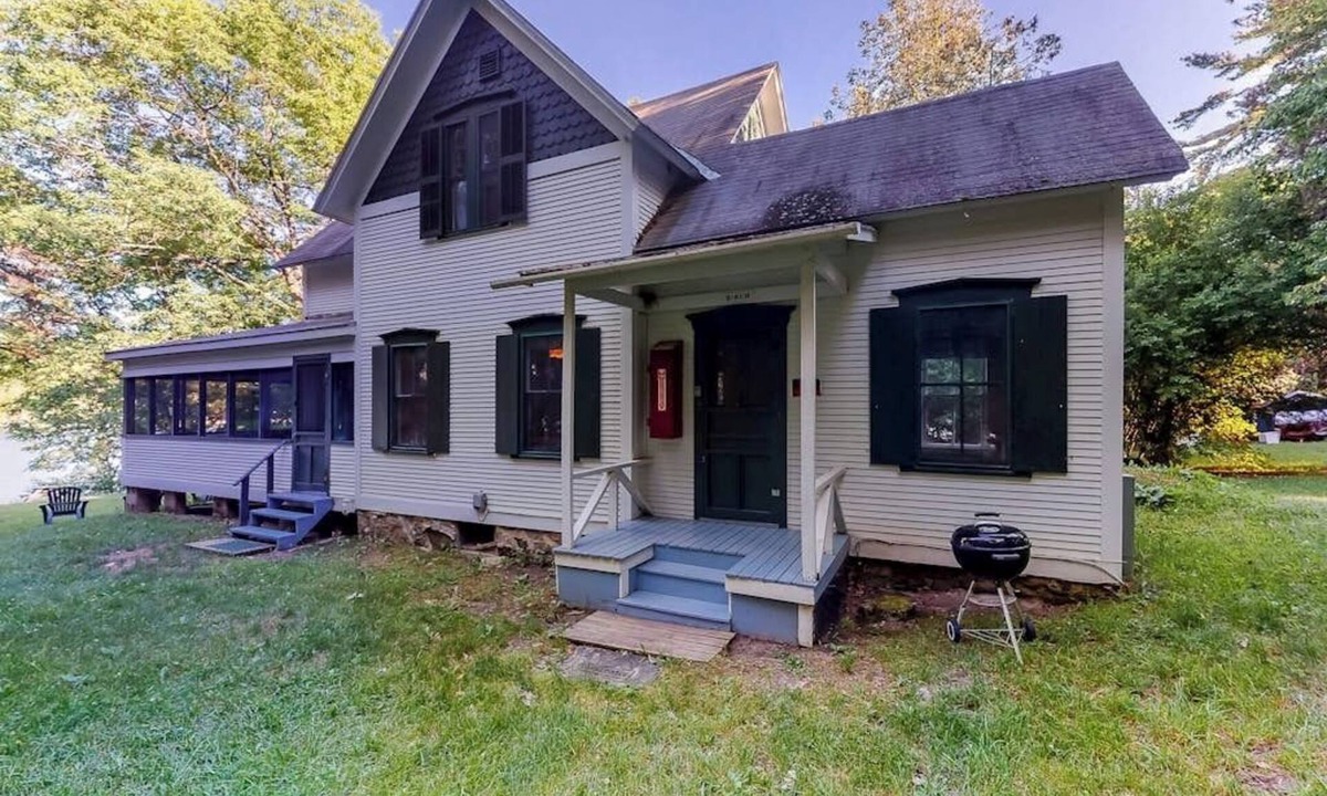 Charlotte Cottage | Dog-friendly spacious cabin, screened in porch, & boats right on the lake
