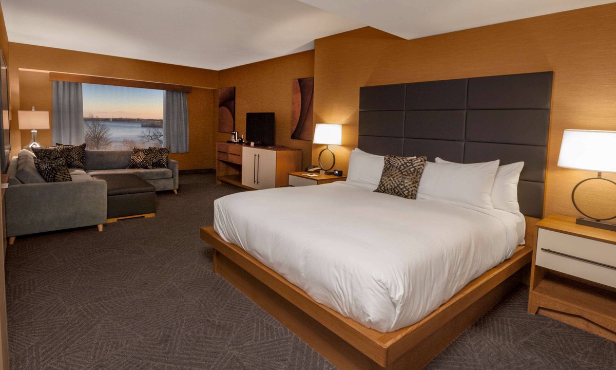 Downtown Niagara Falls Hotel | DoubleTree by Hilton Hotel Niagara Falls New York