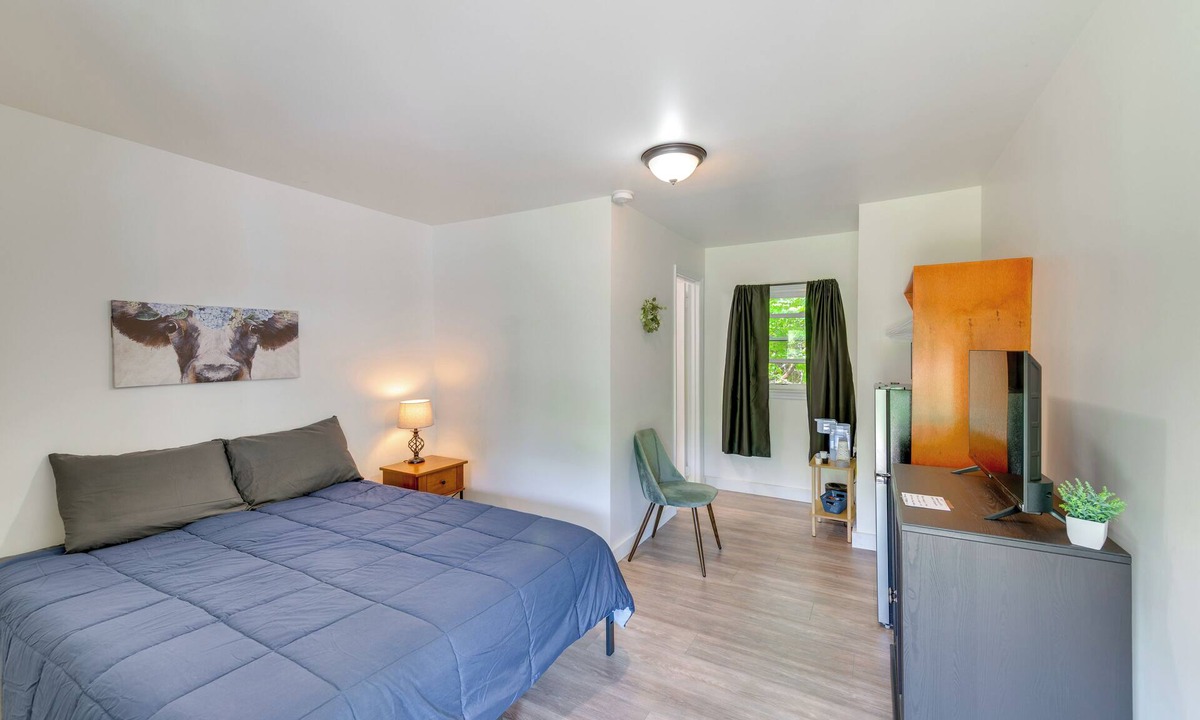 Schroon Lake Apartment | Easy Schroon Lake Living! Close to Marina & Town