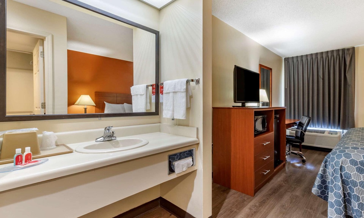 Russellville Hotel | Econo Lodge Saint Stephen