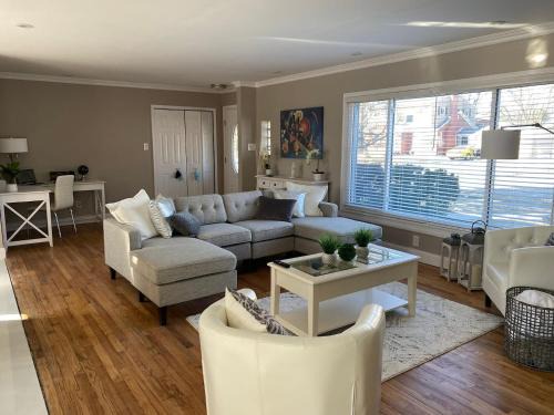 Harper Woods House | Elegant & spacious 32 Gem in Harper Woods