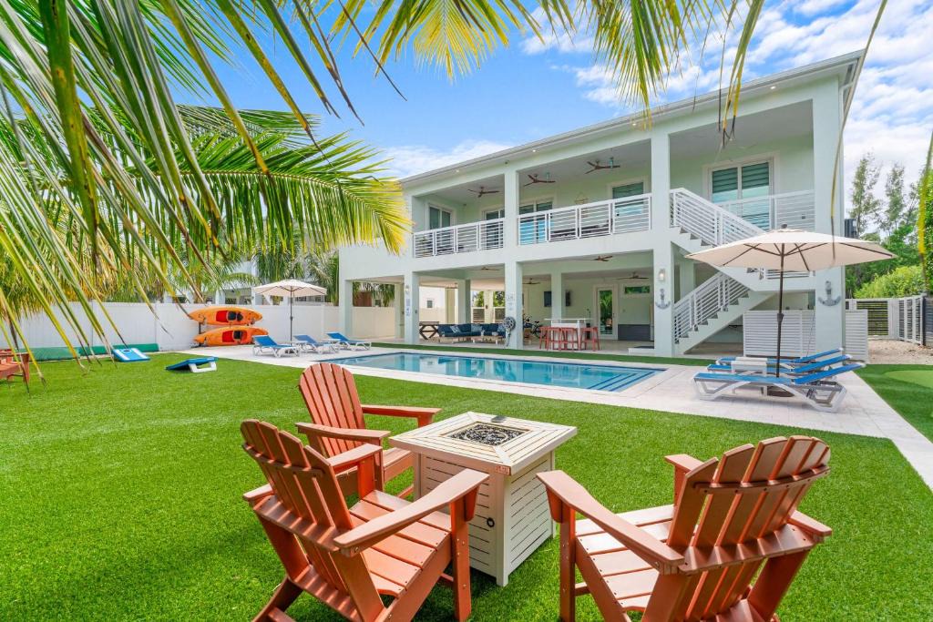 Marathon Villa | Emerald Oasis Deluxe Waterfront Gem, Heated Pool with Dock