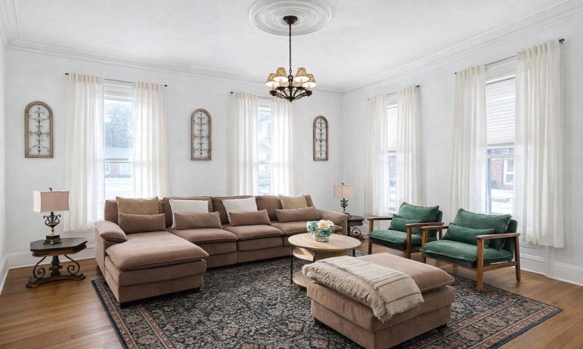 Fort Plain House | Enjoy 6 comfy beds, a mini‑bar, a classic victrola, and a relaxing clawfoot tub.
