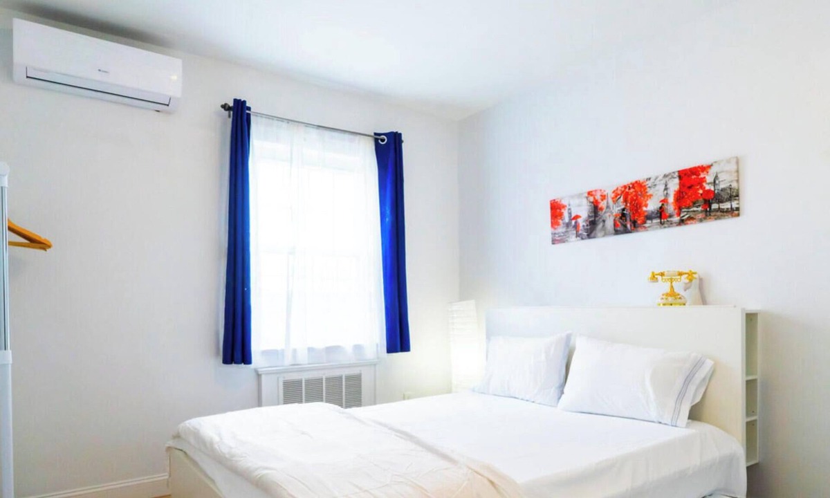 Queens Apartment | Fabulous 3-bedroom 3-bathroom! Parking! Main Street!