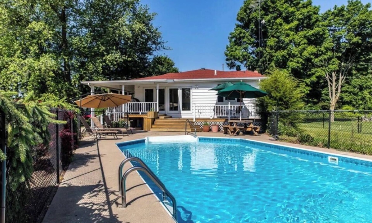 Baroda House | Farm Escape-Pool, Fire Pit, Hot Tub, Starlink, Dog Friendly 1.5 hrs from Chicago
