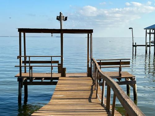 San Leon House | Galveston Bay Elegant Waterfront Home 3bed 3b Lighted Private fishing pier